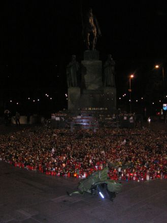 Ljus till minne av den före detta tjeckoslovakiske/tjeckiske presidenten Václav Havel på Václavsplatsen. Havel dog den 18 december 2011.